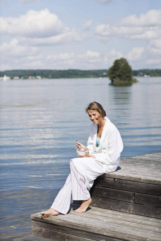 牛奶,西方人,一个人,坐,举,笑,微笑,露齿笑,竖图,室外,特写,白天,正面,浴袍,旅游,度假,树林,植物,楼梯,草莓,浆果,水果,玻璃,金属制品,欧洲,欧洲人,仅一个年轻女性,仅一个女性,仅一个人,五个,一把,许多,浸泡,握,朦胧,模糊,新鲜,金属,木制,勺子,阶梯,云,云朵,生食,食品,果实,饮品,营养,拿,云彩,拿着,注视,娱乐,台阶,玻璃制品,树,树木,食物,饮料,一个,蓝色,绿色,白云,蓝天,天空,自然,木制品,调羹,汤匙,碗,天,观察,看,托,享受,休闲,放松,握着,有机食品,绿色食品,生长,单个,成长,观看,察看,乳制品,奶,关注,安神,年轻女性,女人,女性,白种人,洋莓,水果皇后,红莓,地莓,举起,举手,举着,向上举,向上伸,向上托,坐着,半身,彩图,汤帷子,浴衣