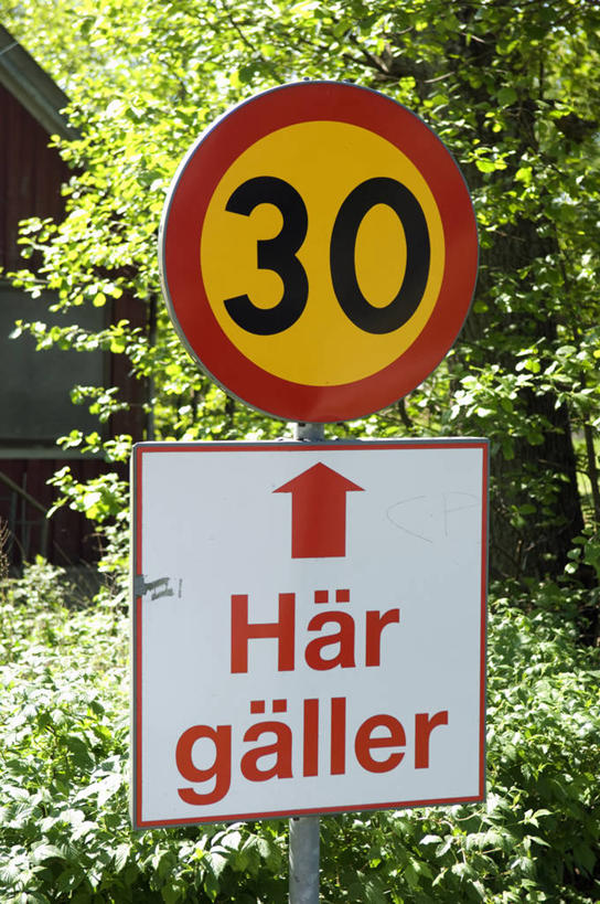 无人,竖图,室外,白天,正面,旅游,度假,美景,植物,指示牌,瑞典,欧洲,阴影,光线,标志,数字,文字,影子,字符,字母,景观,方向,娱乐,标识,箭头,树,树木,绿色,阳光,自然,享受,休闲,景色,放松,阿拉伯数字,生长,成长,指向,斯堪的纳维亚,自然风光,北欧,斯堪的那维亚,斯堪的那维亚半岛,斯堪的纳维亚半岛,首府,簇,哥德堡,瑞典王国,西约塔兰省,彩图