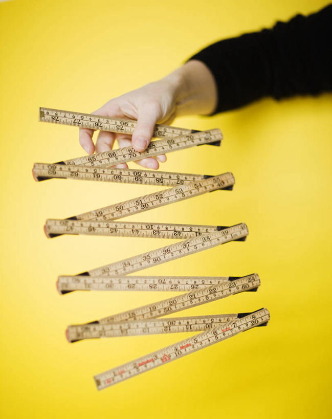 西方人,手,一个人,竖图,俯视,室内,特写,白天,欧洲,欧洲人,仅一个女性,仅一个人,握,黄色背景,服装,测量,刻度,拿,拿着,休闲装,衣服,尺,仅一个中年女性,休闲,手部,休闲服,握着,摄影,服饰,影棚,测量工具,单手,尺子,衡量,绘图,折尺,比例,测绘,量具,量仪,标度,女人,女性,中年女性,白种人,半身,彩图,高角度拍摄,影棚拍摄,拍摄