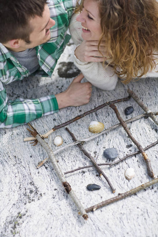 西方人,两个人,笑,微笑,竖图,俯视,室外,白天,爱情,游戏,石头,沙滩,欧洲,欧洲人,阴影,服装,光线,木材,沙子,石子,影子,海岸,沙地,浪漫,玩,扭头,注视,休闲装,娱乐,木柴,衣服,阳光,观察,看,趴着,转头,休闲,温暖,温馨,休闲服,恩爱,搭,恋人,服饰,木料,观看,活动,和睦,察看,搭着,发泄,关注,消遣,智力,宣泄,男人,男性,女人,女性,中年男性,中年女性,白种人,情侣,海滩,石块,趴,玩耍,嬉戏,半身,彩图,高角度拍摄,井字游戏,连珠游戏,伴侣,融洽