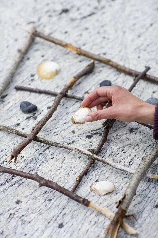 西方人,手,一个人,竖图,俯视,室外,特写,白天,游戏,石头,沙滩,欧洲,欧洲人,仅一个女性,仅一个人,握,木材,沙子,石子,海岸,沙地,拿,玩,拿着,娱乐,木柴,仅一个中年女性,休闲,手部,握着,木料,活动,单手,发泄,消遣,智力,宣泄,女人,女性,中年女性,白种人,海滩,石块,玩耍,嬉戏,半身,彩图,高角度拍摄,井字游戏,连珠游戏