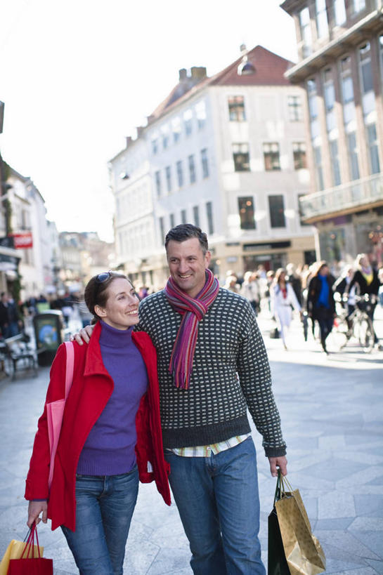 西方人,家庭,夫妻,家,走,抱,笑,微笑,露齿笑,竖图,室外,白天,正面,爱情,购物,度假,消费,美景,城市风光,城市,道路,路,公路,袋子,丹麦,欧洲,欧洲人,行人,游客,游人,握,阴影,服装,朦胧,模糊,装饰,光线,包装袋,手提袋,影子,房屋,屋子,景观,公寓,购物袋,交通,首都,许多人,浪漫,拿,拿着,注视,休闲装,娱乐,洋房,楼房,路人,旅客,住宅,衣服,蓝色,蓝天,天空,阳光,围巾,天,观察,看,一群人,享受,休闲,温暖,温馨,一家人,休闲服,景色,恩爱,放松,握着,金融,恋人,服饰,晴朗,围脖,抱着,观看,保暖,华丽,点缀,和睦,察看,搂着,御寒,购买,关注,北欧,贸易,万里无云,衬托,美观,雅致,雅观,丹麦王国,哥本哈根,西兰岛,过客,男人,男性,年轻男性,年轻女性,女人,女性,中年男性,中年女性,白种人,夫妇,情侣,晴空,晴空万里,马路,步行,怀抱,搂,搂抱,散步,相抱,拥抱,走路,半身,彩图,房子,伴侣,融洽