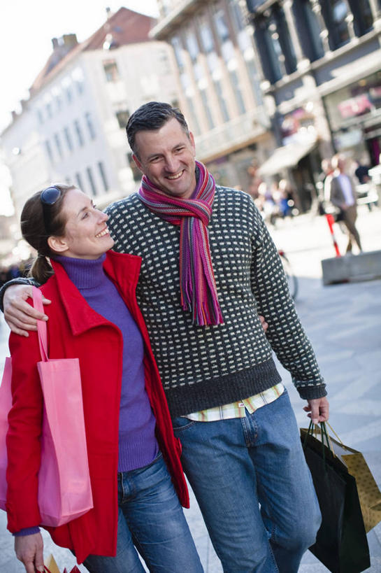 西方人,家庭,夫妻,家,走,抱,笑,微笑,露齿笑,竖图,室外,白天,正面,爱情,购物,度假,消费,美景,城市风光,城市,道路,路,公路,袋子,丹麦,欧洲,欧洲人,行人,游客,游人,握,阴影,服装,朦胧,模糊,装饰,光线,包装袋,墨镜,手提袋,眼镜,影子,房屋,屋子,景观,公寓,购物袋,交通,首都,许多人,浪漫,拿,拿着,注视,休闲装,娱乐,洋房,楼房,路人,旅客,住宅,衣服,蓝色,蓝天,天空,阳光,太阳镜,太阳眼镜,围巾,天,观察,看,一群人,享受,休闲,温暖,温馨,一家人,休闲服,遮阳镜,景色,恩爱,放松,握着,金融,恋人,服饰,晴朗,围脖,抱着,观看,保暖,华丽,点缀,和睦,察看,搂着,御寒,购买,关注,北欧,贸易,万里无云,衬托,美观,雅致,雅观,丹麦王国,哥本哈根,西兰岛,过客,男人,男性,年轻男性,年轻女性,女人,女性,中年男性,中年女性,白种人,夫妇,情侣,晴空,晴空万里,马路,步行,怀抱,搂,搂抱,散步,相抱,拥抱,走路,半身,彩图,房子,伴侣,融洽