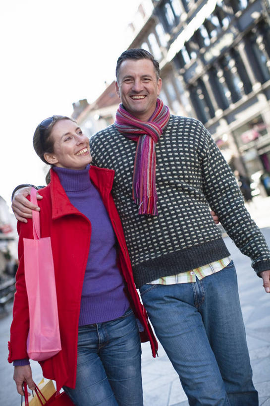 西方人,家庭,夫妻,家,走,抱,笑,微笑,露齿笑,竖图,室外,白天,正面,爱情,购物,度假,消费,美景,城市风光,城市,道路,路,公路,袋子,丹麦,欧洲,欧洲人,行人,游客,游人,握,阴影,服装,朦胧,模糊,装饰,光线,包装袋,墨镜,手提袋,眼镜,影子,房屋,屋子,景观,公寓,购物袋,交通,首都,许多人,浪漫,拿,拿着,注视,休闲装,娱乐,洋房,楼房,路人,旅客,住宅,衣服,蓝色,蓝天,天空,阳光,太阳镜,太阳眼镜,围巾,天,观察,看,一群人,享受,休闲,温暖,温馨,一家人,休闲服,遮阳镜,景色,恩爱,放松,握着,金融,恋人,服饰,晴朗,围脖,抱着,观看,保暖,华丽,点缀,和睦,察看,搂着,御寒,购买,关注,北欧,贸易,万里无云,衬托,美观,雅致,雅观,丹麦王国,哥本哈根,西兰岛,过客,男人,男性,年轻男性,年轻女性,女人,女性,中年男性,中年女性,白种人,夫妇,情侣,晴空,晴空万里,马路,步行,怀抱,搂,搂抱,散步,相抱,拥抱,走路,半身,彩图,房子,伴侣,融洽