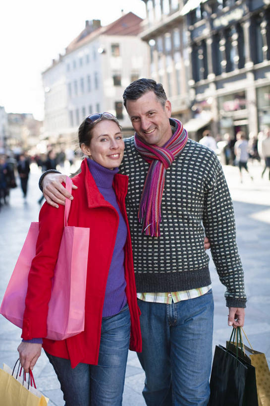 西方人,家庭,夫妻,家,走,抱,笑,微笑,露齿笑,竖图,室外,白天,正面,爱情,购物,度假,消费,美景,城市风光,城市,道路,路,公路,袋子,丹麦,欧洲,欧洲人,行人,游客,游人,握,阴影,服装,朦胧,模糊,装饰,光线,包装袋,墨镜,手提袋,眼镜,影子,房屋,屋子,景观,公寓,购物袋,交通,首都,许多人,浪漫,拿,拿着,注视,休闲装,娱乐,洋房,楼房,路人,旅客,住宅,衣服,蓝色,蓝天,天空,阳光,太阳镜,太阳眼镜,围巾,天,观察,看,一群人,享受,休闲,温暖,温馨,一家人,休闲服,遮阳镜,景色,恩爱,放松,握着,金融,恋人,服饰,晴朗,围脖,抱着,观看,保暖,华丽,点缀,和睦,察看,搂着,御寒,购买,关注,北欧,贸易,万里无云,衬托,美观,雅致,雅观,丹麦王国,哥本哈根,西兰岛,过客,男人,男性,年轻男性,年轻女性,女人,女性,中年男性,中年女性,白种人,夫妇,情侣,晴空,晴空万里,马路,步行,怀抱,搂,搂抱,散步,相抱,拥抱,走路,半身,彩图,房子,伴侣,融洽