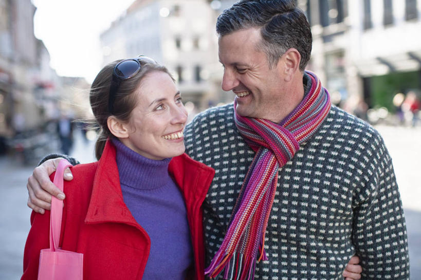 西方人,家庭,夫妻,家,站,抱,笑,微笑,露齿笑,横图,室外,白天,正面,爱情,度假,美景,城市风光,城市,道路,路,公路,丹麦,欧洲,欧洲人,行人,游客,游人,阴影,服装,朦胧,模糊,装饰,光线,墨镜,眼镜,影子,房屋,屋子,景观,公寓,交通,首都,许多人,浪漫,扭头,注视,休闲装,娱乐,洋房,楼房,路人,旅客,相视,住宅,衣服,蓝色,蓝天,天空,阳光,太阳镜,太阳眼镜,围巾,天,观察,看,站着,转头,一群人,享受,休闲,温暖,温馨,一家人,面对面,休闲服,遮阳镜,景色,恩爱,放松,恋人,服饰,晴朗,围脖,抱着,观看,对视,保暖,华丽,点缀,和睦,察看,互视,搂着,御寒,关注,北欧,相对,万里无云,相看,衬托,美观,雅致,雅观,丹麦王国,哥本哈根,西兰岛,过客,男人,男性,年轻男性,年轻女性,女人,女性,中年男性,中年女性,白种人,夫妇,情侣,晴空,晴空万里,马路,怀抱,搂,搂抱,相抱,拥抱,站立,半身,彩图,房子,伴侣,融洽