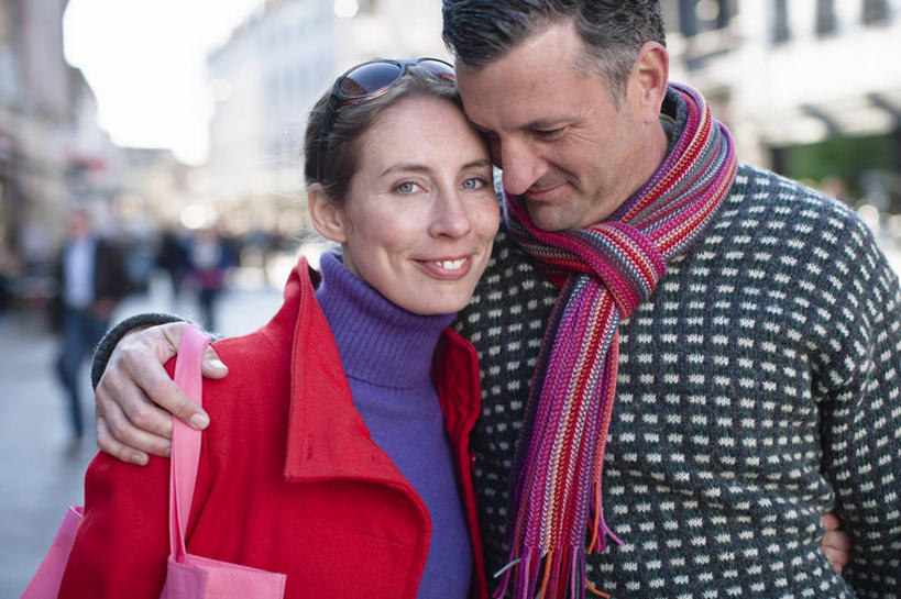 西方人,家庭,夫妻,家,站,抱,笑,微笑,露齿笑,横图,室外,白天,正面,爱情,度假,美景,城市风光,城市,道路,路,公路,丹麦,欧洲,欧洲人,行人,游客,游人,阴影,服装,朦胧,模糊,装饰,光线,墨镜,眼镜,影子,房屋,屋子,景观,公寓,交通,首都,许多人,浪漫,依偎,注视,休闲装,娱乐,洋房,楼房,路人,旅客,住宅,衣服,蓝色,蓝天,天空,阳光,太阳镜,太阳眼镜,围巾,天,观察,看,靠,靠着,倚靠,站着,一群人,享受,休闲,温暖,温馨,一家人,休闲服,遮阳镜,景色,恩爱,放松,恋人,服饰,晴朗,围脖,抱着,观看,保暖,华丽,点缀,和睦,察看,搂着,倚着,御寒,关注,北欧,万里无云,依附,依赖,投靠,衬托,美观,雅致,雅观,丹麦王国,哥本哈根,西兰岛,过客,男人,男性,年轻男性,年轻女性,女人,女性,中年男性,中年女性,白种人,夫妇,情侣,晴空,晴空万里,马路,怀抱,搂,搂抱,相抱,拥抱,站立,半身,彩图,房子,伴侣,融洽