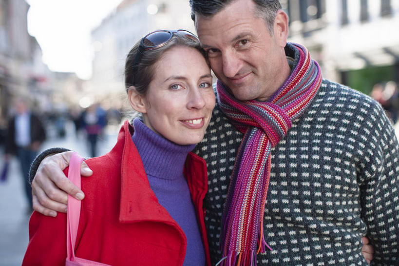 西方人,家庭,夫妻,家,站,抱,笑,微笑,露齿笑,横图,室外,白天,正面,爱情,度假,美景,城市风光,城市,道路,路,公路,丹麦,欧洲,欧洲人,行人,游客,游人,阴影,服装,朦胧,模糊,装饰,光线,墨镜,眼镜,影子,房屋,屋子,景观,公寓,交通,首都,许多人,浪漫,依偎,注视,休闲装,娱乐,洋房,楼房,路人,旅客,住宅,衣服,蓝色,蓝天,天空,阳光,太阳镜,太阳眼镜,围巾,天,观察,看,靠,靠着,倚靠,站着,一群人,享受,休闲,温暖,温馨,一家人,休闲服,遮阳镜,景色,恩爱,放松,恋人,服饰,晴朗,围脖,抱着,观看,保暖,华丽,点缀,和睦,察看,搂着,倚着,御寒,关注,北欧,万里无云,依附,依赖,投靠,衬托,美观,雅致,雅观,丹麦王国,哥本哈根,西兰岛,过客,男人,男性,年轻男性,年轻女性,女人,女性,中年男性,中年女性,白种人,夫妇,情侣,晴空,晴空万里,马路,怀抱,搂,搂抱,相抱,拥抱,站立,半身,彩图,房子,伴侣,融洽