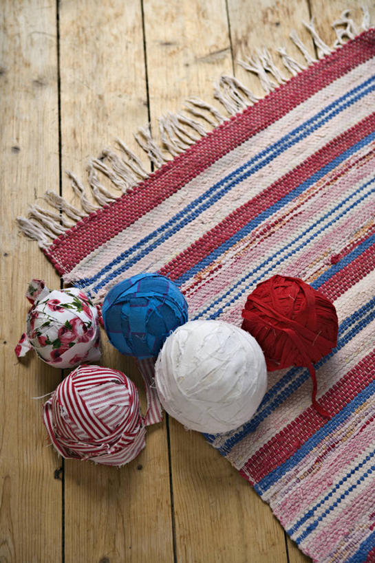 无人,竖图,俯视,室内,特写,白天,地板,地毯,静物,五个,许多,阴影,装饰,卷曲,编织,缠绕,反射,影子,手工艺品,织物,地面,线团,木地板,纺织,红色,蓝色,白色,工艺品,毛线,华丽,修饰,点缀,衬托,美观,雅致,雅观,彩图,高角度拍摄