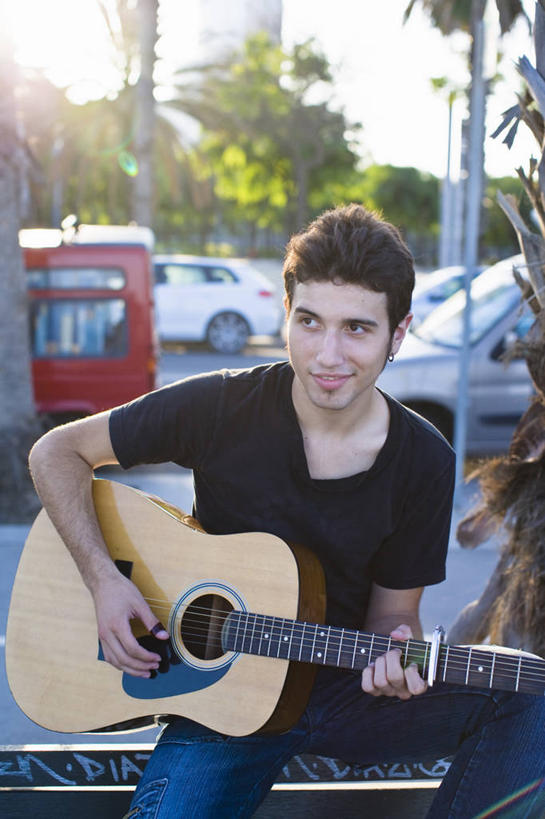 西方人,一个人,坐,笑,微笑,露齿笑,竖图,室外,白天,正面,植物,棕榈树,叶子,椅子,欧洲,欧洲人,仅一个男性,仅一个人,一把,握,阴影,服装,裤子,朦胧,模糊,光线,影子,木椅,绿叶,吉他,乐器,弦乐器,弹奏,拿,拿着,注视,牛仔裤,休闲装,树,树木,仅一个年轻男性,衣服,绿色,黑色,天空,阳光,自然,天,观察,看,休闲,休闲服,嫩叶,握着,服饰,生长,成长,观看,察看,关注,弹拨弦鸣乐器,棕榈叶,男人,男性,年轻男性,白种人,叶,叶片,棕树,棕榈,坐着,半身,彩图,弹拨弦乐器