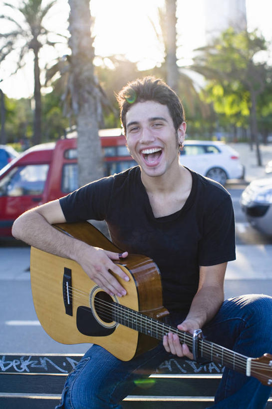 西方人,一个人,坐,笑,大笑,竖图,室外,白天,正面,兴奋,植物,棕榈树,叶子,椅子,欧洲,欧洲人,仅一个男性,仅一个人,一把,握,阴影,服装,裤子,朦胧,模糊,光线,影子,木椅,绿叶,吉他,乐器,弦乐器,弹奏,拿,拿着,注视,牛仔裤,休闲装,树,树木,仅一个年轻男性,衣服,绿色,黑色,天空,阳光,自然,天,观察,看,张嘴,休闲,休闲服,嫩叶,握着,服饰,生长,成长,观看,察看,关注,弹拨弦鸣乐器,张大嘴巴,棕榈叶,哈哈大笑,男人,男性,年轻男性,白种人,叶,叶片,张开嘴,棕树,棕榈,坐着,半身,彩图,高兴,狂笑,弹拨弦乐器