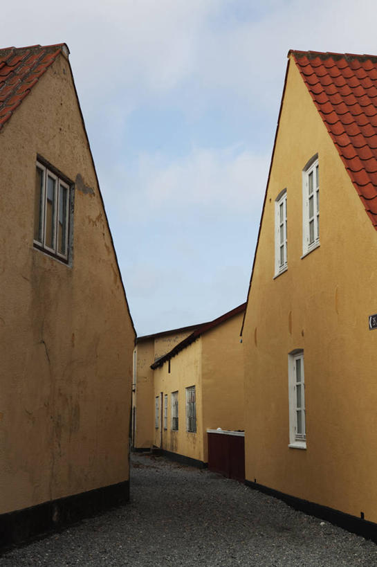 无人,家,竖图,室外,白天,仰视,旅游,度假,美景,窗户,城市风光,城市,道路,建筑,路,丹麦,欧洲,阴影,光线,影子,房屋,墙,屋子,景观,云,云朵,公寓,小路,交通,云彩,娱乐,建设,洋房,楼房,玻璃窗,墙壁,墙面,住宅,蓝色,白云,蓝天,天空,阳光,天,享受,休闲,景色,放松,晴朗,北欧,丹麦王国,日德兰半岛,晴空,彩图,低角度拍摄,房子