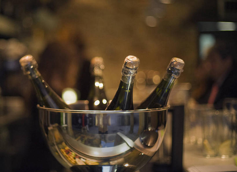 葡萄酒,无人,酒吧,横图,室内,特写,白天,正面,奢侈,快乐,阴影,朦胧,模糊,光线,铁桶,桶,影子,灯光,浪漫,红酒瓶,玻璃制品,酒,酒瓶,饮料,玻璃瓶,瓶子,容器,香槟,诱惑,储藏,葡萄酒瓶,四瓶,储存,冰桶,香槟桶,气泡酒,起泡酒,汽酒,彩图,高兴,欢笑,酒吧间,酒馆,贮存