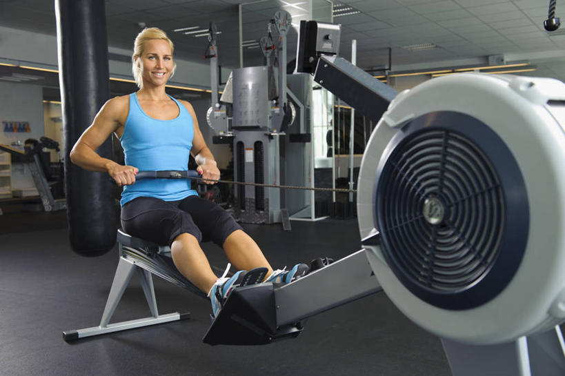 西方人,一个人,健身房,坐,笑,微笑,露齿笑,横图,室内,白天,正面,运动鞋,锻炼,运动,鞋子,欧洲,欧洲人,仅一个女性,仅一个人,握,阴影,服装,反射,背心,影子,拿,拿着,注视,娱乐,运动器械,衣服,蓝色,观察,看,仅一个中年女性,享受,休闲,健身器械,放松,握着,服饰,观看,休闲鞋,察看,衣着,穿着,关注,健身器材,室内运动,衣饰,划船器,划船机,女人,女性,中年女性,白种人,坐着,彩图,全身,健身,健身馆,运动器材