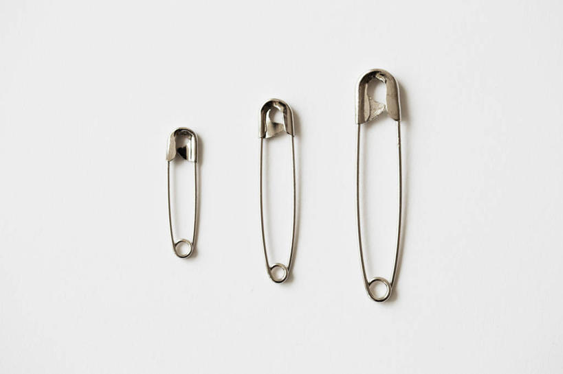 无人,横图,俯视,室内,特写,白天,白色背景,纯洁,静物,金属制品,一排,阴影,整齐,反射,金属,影子,银色,办公用品,别针,文具,排列,三个,摄影,信仰,影棚,办公设备,文具用品,队列,高贵,雅致,文化工具,彩图,高角度拍摄,影棚拍摄,拍摄,安全别针