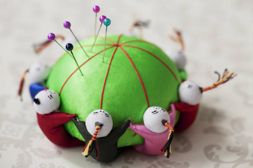 无人,横图,俯视,室内,特写,白天,生活用品,静物,许多,阴影,反射,影子,办公用品,很多,文具,一个,红色,绿色,学习用品,日用品,单个,文具用品,针包,针垫,彩图,高角度拍摄,大头针