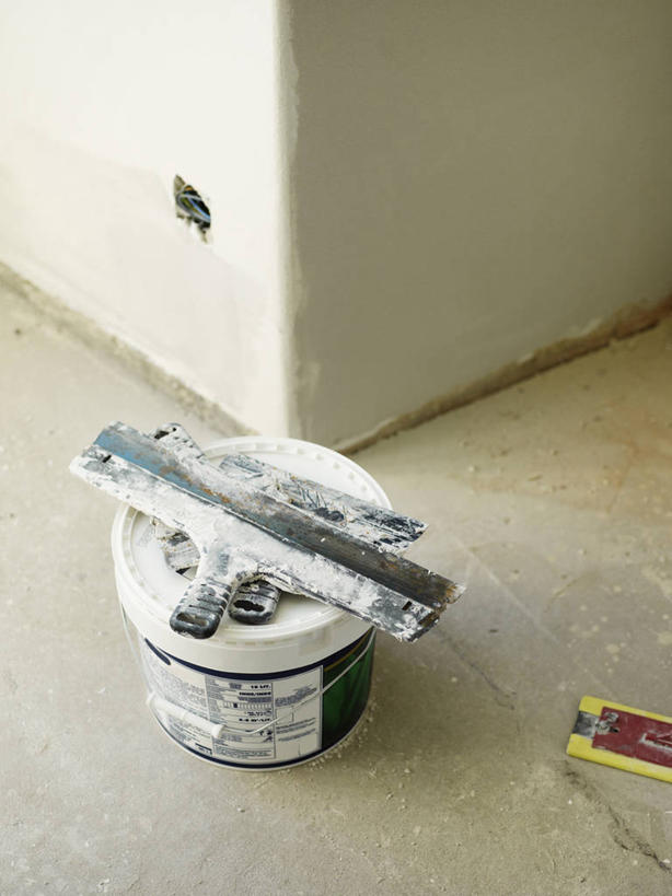 无人,竖图,俯视,室内,白天,装修,建筑,静物,一把,阴影,装饰,反射,材料,工具,铁桶,桶,影子,墙,装潢,墙壁,墙面,施工,容器,储藏,油漆,保护,涂料,储存,刮刀,油灰刀,腻子刀,彩图,高角度拍摄,贮存