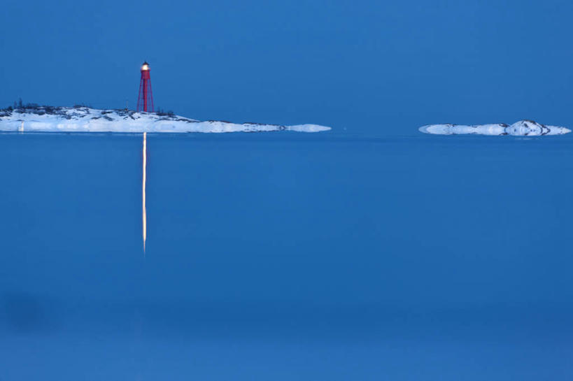 无人,横图,室外,白天,正面,旅游,度假,海浪,海洋,美景,雪,大雪,道路,瑞典,欧洲,阴影,光线,信息,影子,积雪,景观,浪花,雪景,冬季,冬天,灯塔,交通,方向,娱乐,蓝色,蓝天,天空,阳光,自然,海水,天,享受,休闲,景色,放松,寒冷,晴朗,引导,指引,斯堪的纳维亚,自然风光,北欧,斯堪的那维亚,斯堪的那维亚半岛,斯堪的纳维亚半岛,海景,万里无云,严寒,航标,瑞典王国,东约特兰省,大海,风浪,海,海水的波动,近岸浪,涌浪,晴空,晴空万里,彩图,导航