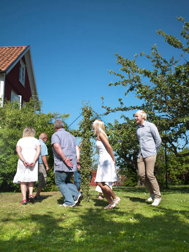 西方人,儿童,老年人,夫妻,母亲,父亲,女儿,祖母,祖父,三代同堂,家,走,蹲,笑,微笑,竖图,室外,白天,侧面,裙子,爱情,游戏,纯洁,草地,草坪,植物,欧洲,欧洲人,阴影,连衣裙,服装,节日,庆祝,光线,十字架,影子,柱子,房屋,屋子,公寓,许多人,浪漫,玩,注视,休闲装,文化,娱乐,祖孙三代,洋房,楼房,住宅,草,树,树木,小孩,衣服,蓝色,绿色,蓝天,天空,阳光,自然,天,观察,看,一群人,庆典,休闲,温暖,温馨,父女,母女,休闲服,恩爱,父爱,可爱,母爱,童年,童趣,恋人,服饰,生长,晴朗,奶奶,爷爷,成长,观看,活动,纪念,祖孙,和睦,察看,发泄,关注,消遣,智力,童真,烂漫,无邪,背手,外婆,外孙女,外祖母,外公,外祖父,万里无云,宣泄,五朔节,天真,老年男性,老年女性,男人,男性,年轻男性,年轻女性,女孩,女人,女性,白种人,孩子,年轻人,夫妇,情侣,全家福,孙女,晴空,晴空万里,步行,蹲着,玩耍,嬉戏,走路,彩图,全身,房子,伴侣,融洽,女生,爸爸,多代同堂,妈妈