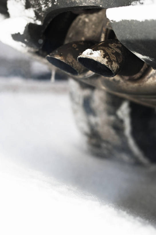 无人,竖图,室外,特写,白天,正面,雪,大雪,汽车,一辆,停靠,阴影,朦胧,模糊,光线,影子,积雪,雪景,冬季,冬天,车,阳光,交通工具,轿车,寒冷,排气管,停泊,载具,严寒,彩图