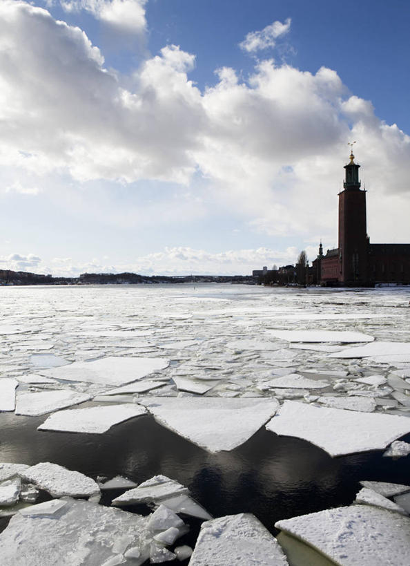 无人,竖图,室外,白天,正面,度假,美景,城市风光,城市,瑞典,欧洲,阴影,光线,影子,冰,景观,云,云朵,首都,云彩,破坏,娱乐,破损,蓝色,白云,蓝天,天空,阳光,浮冰,天,享受,休闲,景色,放松,寒冷,晴朗,损坏,冰冷,斯堪的纳维亚,北欧,斯德哥尔摩,斯堪的那维亚,斯堪的那维亚半岛,斯堪的纳维亚半岛,首府,严寒,冰凉,酷寒,凛冽,凛凛,极冷,流冰,浮冰块,瑞典王国,斯德哥尔摩省,晴空,彩图,市政府