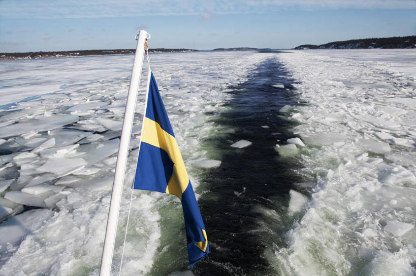 无人,交叉,横图,室外,白天,正面,旅游,度假,河流,美景,水,旗帜,国旗,瑞典,欧洲,阴影,条纹,光线,影子,冰,河水,景观,水流,云,云朵,云彩,娱乐,黄色,蓝色,白云,蓝天,天空,阳光,自然,浮冰,天,享受,休闲,景色,放松,寒冷,晴朗,冰冷,斯堪的纳维亚,自然风光,北欧,斯堪的那维亚,斯堪的那维亚半岛,斯堪的纳维亚半岛,相交,交集,严寒,冰凉,酷寒,凛冽,凛凛,极冷,流冰,浮冰块,瑞典王国,旗,晴空,彩图,瑞典国旗,斯德哥尔摩群岛