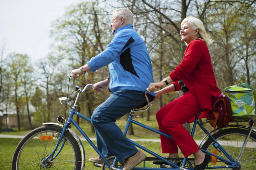 西方人,老年人,两个人,家庭,夫妻,坐,笑,微笑,露齿笑,横图,室外,白天,侧面,爱情,草地,草坪,植物,自行车,欧洲,欧洲人,阴影,服装,光线,影子,浪漫,注视,休闲装,车,脚踏车,草,树,树木,衣服,蓝色,绿色,蓝天,天空,阳光,自然,交通工具,天,观察,看,骑车,休闲,温暖,温馨,一家人,休闲服,恩爱,恋人,服饰,双人自行车,生长,晴朗,成长,观看,和睦,察看,关注,载具,万里无云,老年男性,老年女性,男人,男性,女人,女性,白种人,夫妇,情侣,晴空,晴空万里,坐着,半身,彩图,伴侣,融洽