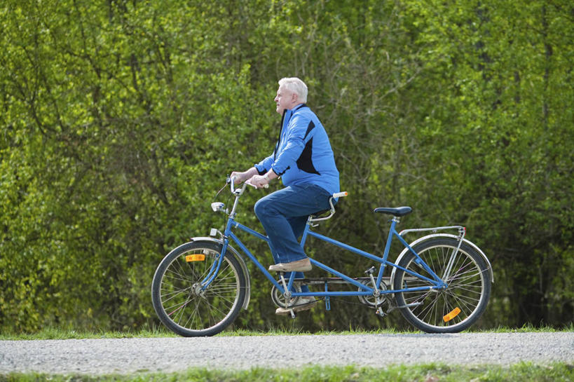 西方人,一个人,横图,室外,白天,侧面,树林,植物,自行车,欧洲,欧洲人,仅一个男性,仅一个人,一辆,阴影,服装,裤子,光线,影子,牛仔裤,休闲装,踩,车,脚踏车,树,树木,骑,衣服,绿色,阳光,自然,交通工具,踩着,仅一个老年男性,骑车,休闲,休闲服,服饰,双人自行车,生长,成长,载具,老年男性,男人,男性,白种人,彩图,全身