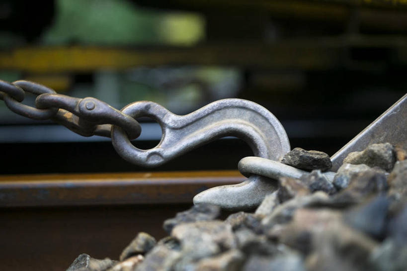 无人,横图,室外,特写,白天,正面,金属制品,阴影,朦胧,模糊,光线,金属,影子,阳光,铁环,锁链,链条,束缚,限制,约束,彩图