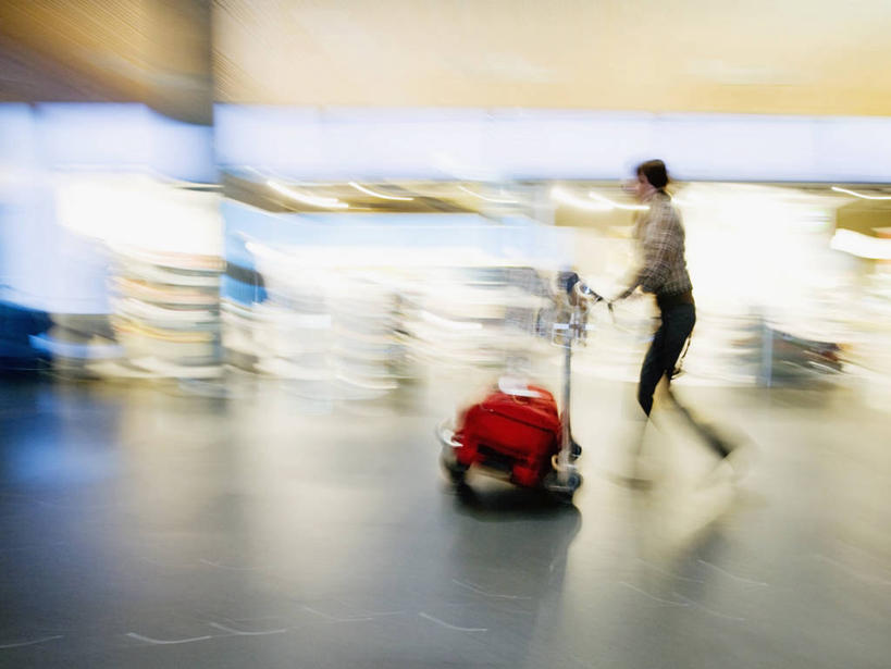 西方人,一个人,机场,走,推,横图,室内,白天,侧面,飞机场,欧洲,欧洲人,仅一个女性,仅一个人,握,阴影,服装,朦胧,模糊,光线,影子,走道,走廊,过道,灯光,注视,休闲装,车,衣服,容器,手推车,箱子,交通工具,观察,看,仅一个中年女性,休闲,休闲服,握着,服饰,行李车,观看,储藏,察看,药箱,储存,关注,载具,女人,女性,中年女性,白种人,航空站,空港,步行,走路,彩图,全身,机场行李车,贮存