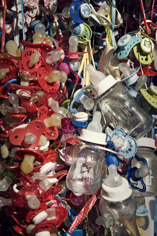 无人,竖图,室外,特写,白天,正面,瑞典,欧洲,许多,吊挂,悬挂,树桩,首都,挂,树,树干,木桩,许愿,奶嘴,婴儿用品,安抚,抚慰,斯堪的纳维亚,北欧,斯德哥尔摩,斯堪的那维亚,斯堪的那维亚半岛,斯堪的纳维亚半岛,安抚奶嘴,首府,瑞典王国,斯德哥尔摩省,彩图