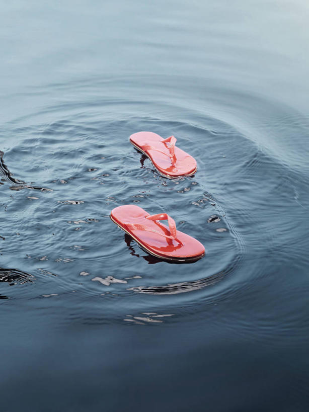 无人,竖图,俯视,室外,白天,凉鞋,河流,水,鞋子,瑞典,欧洲,一双,阴影,波纹,光线,影子,河水,水流,涟漪,首都,红色,水纹,阳光,波浪,斯堪的纳维亚,北欧,斯德哥尔摩,斯堪的那维亚,斯堪的那维亚半岛,斯堪的纳维亚半岛,首府,水晕,瑞典王国,斯德哥尔摩省,彩图,高角度拍摄,夹趾拖鞋,人字拖,人字拖鞋