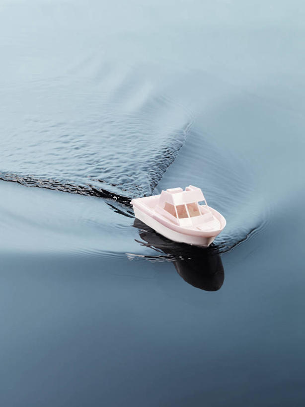 无人,竖图,俯视,室外,特写,白天,游戏,河流,水,轮船,船,玩具,瑞典,欧洲,一辆,阴影,波纹,飞溅,溅,光线,液体,影子,河水,水滴,水流,涟漪,首都,玩,娱乐,水珠,白色,水纹,阳光,船尾波,交通工具,波浪,休闲,益智,活动,斯堪的纳维亚,发泄,喷洒,消遣,智力,载具,北欧,斯德哥尔摩,斯堪的那维亚,斯堪的那维亚半岛,斯堪的纳维亚半岛,首府,水晕,宣泄,瑞典王国,斯德哥尔摩省,玩耍,嬉戏,彩图,高角度拍摄