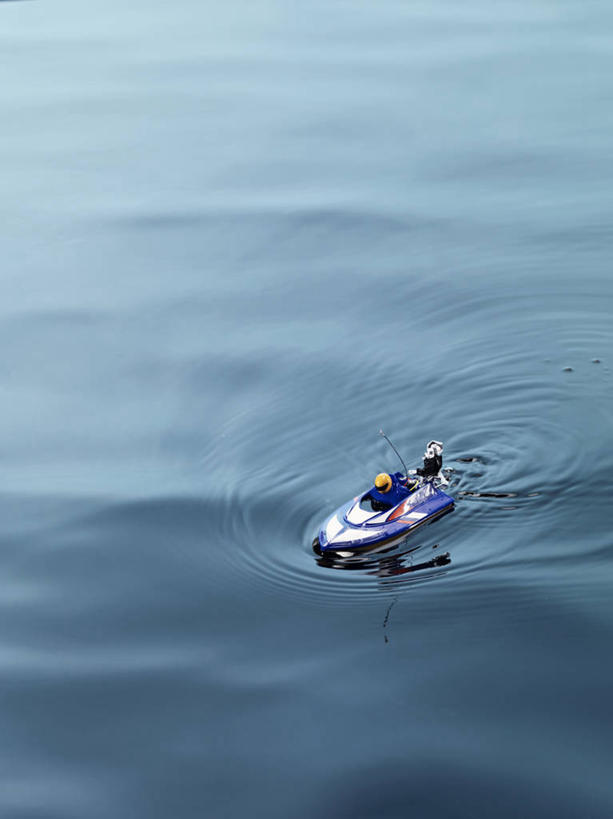 无人,竖图,俯视,室外,特写,白天,游戏,河流,水,轮船,船,玩具,瑞典,欧洲,一辆,阴影,波纹,飞溅,溅,光线,液体,影子,河水,水滴,水流,涟漪,首都,玩,娱乐,水珠,白色,水纹,阳光,船尾波,交通工具,波浪,休闲,益智,活动,斯堪的纳维亚,发泄,喷洒,消遣,智力,载具,北欧,斯德哥尔摩,斯堪的那维亚,斯堪的那维亚半岛,斯堪的纳维亚半岛,首府,水晕,宣泄,瑞典王国,斯德哥尔摩省,玩耍,嬉戏,彩图,高角度拍摄