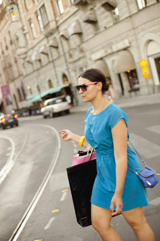 西方人,一个人,家,走,竖图,室外,白天,侧面,裙子,购物,消费,道路,路,公路,汽车,袋子,欧洲,欧洲人,仅一个女性,仅一个人,阴影,连衣裙,服装,光线,包,包装袋,墨镜,手提袋,眼镜,影子,房屋,屋子,公寓,分界线,购物袋,停车线,交通,拎,注视,休闲装,洋房,楼房,住宅,车,衣服,蓝色,阳光,太阳镜,太阳眼镜,交通工具,轿车,观察,看,仅一个中年女性,休闲,休闲服,遮阳镜,金融,服饰,观看,车行道,车行道分界线,察看,购买,关注,载具,标线,斜挎包,贸易,车行线,女人,女性,中年女性,白种人,马路,步行,散步,走路,半身,彩图,房子,拎着