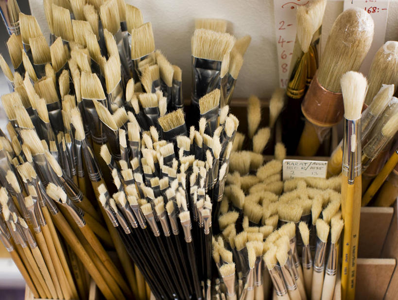 无人,商店,横图,俯视,室内,特写,白天,静物,一排,许多,阴影,整齐,反射,笔,影子,办公用品,商铺,文具,排列,画笔,学习用品,文具用品,队列,市肆,商号,彩图,高角度拍摄,店铺