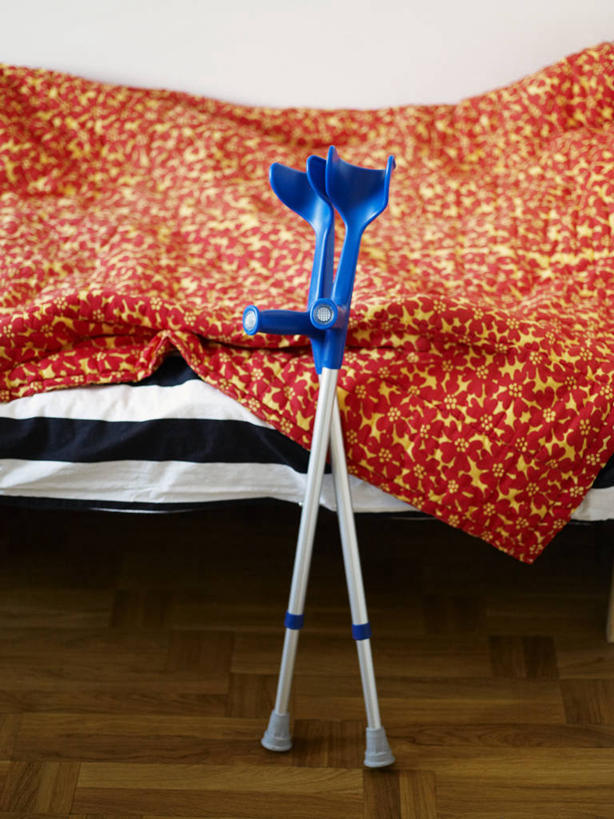 无人,竖图,室内,白天,正面,床,地板,卧室,静物,阴影,反射,工具,影子,床单,地面,被子,木地板,两个,器械,单人床,拐杖,被单,医疗器械,辅助设备,前臂拐,彩图,睡房,卧房