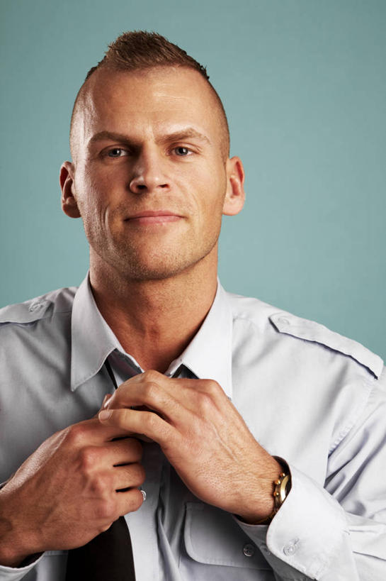 西方人,脸,头,脸颊,头发,一个人,警卫,站,笑,微笑,露齿笑,竖图,室内,特写,白天,正面,工作服,衬衫,制服,欧洲,欧洲人,仅一个男性,仅一个人,握,绿色背景,阴影,反射,影子,棕色,领带,注视,肩膀,仅一个年轻男性,观察,看,站着,握着,摄影,影棚,观看,整理,察看,关注,保镖,工作制服,保镳,男人,男性,年轻男性,白种人,头部,直发,脸部,脸蛋,面部,站立,半身,彩图,影棚拍摄,衬衣,工作套服,拍摄,短发