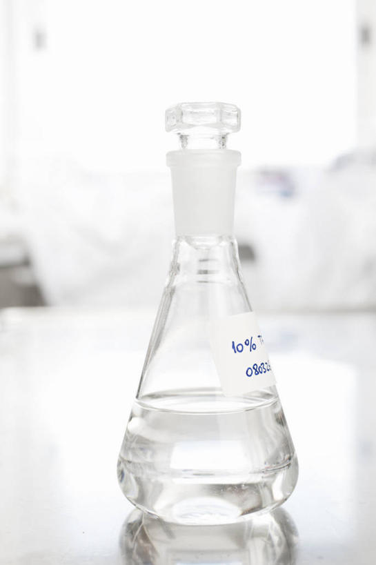 无人,竖图,室内,特写,白天,正面,实验,仪器,水,桌子,阴影,朦胧,模糊,研究,透明,反射,分析,化学,测试,烧瓶,液体,影子,锥形瓶,水滴,玻璃制品,玻璃瓶,瓶子,器皿,玻璃仪器,试验耗材,实验用品,三角烧瓶,依氏烧瓶,锥形烧瓶,彩图