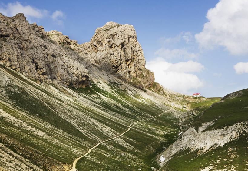 无人,横图,室外,白天,仰视,旅游,度假,草地,草坪,石头,美景,山,山脉,植物,道路,路,意大利,欧洲,阿尔卑斯山,阴影,光线,石子,影子,景观,山峰,云,云朵,小路,交通,山峦,云彩,娱乐,草,蓝色,绿色,白云,蓝天,天空,阳光,自然,群山,天,享受,休闲,景色,放松,晴朗,南欧,自然风光,阿尔卑斯山脉,意大利共和国,威内托,威内托大区,多洛米蒂山脉,贝卢诺,贝卢诺省,石块,岩石,晴空,彩图,低角度拍摄,波尔萨诺,博尔扎诺,特伦托自治省
