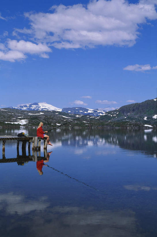 西方人,一个人,坐,举,竖图,室外,白天,侧面,垂钓,河流,美景,山,山脉,水,钓鱼竿,瑞典,欧洲,欧洲人,仅一个年轻女性,仅一个女性,仅一个人,握,阴影,反射,木板,影子,河水,景观,山峰,水流,云,云朵,桥,木桥,山峦,拿,云彩,拿着,栈桥,蓝色,白云,蓝天,天空,自然,群山,天,托,景色,握着,晴朗,人行桥,木板桥,渔具,斯堪的纳维亚,自然风光,北欧,斯堪的纳维亚半岛,瑞典王国,年轻女性,女人,女性,白种人,钓竿,鱼竿,晴空,举起,举手,举着,向上举,向上伸,向上托,坐着,彩图,全身,钓鱼,垂纶
