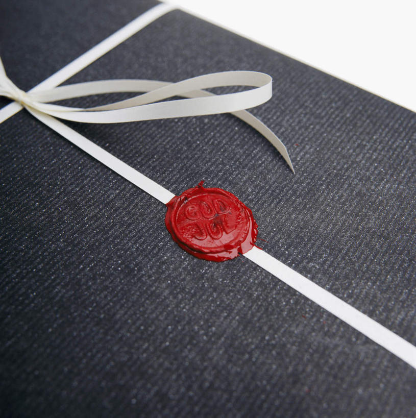 无人,竖图,俯视,室内,特写,白天,白色背景,静物,礼盒,礼物,包装,丝绸,丝带,纸盒,缎带,标记,绸带,盒子,一个,黑色,包装盒,蝴蝶结,礼品盒,摄影,礼品,影棚,单个,捆绑,记号,束缚,封闭,封口,封口漆,封印蜡,火漆,火漆戳,火漆蜡,火漆印,蜡封戳,彩图,高角度拍摄,影棚拍摄,拍摄