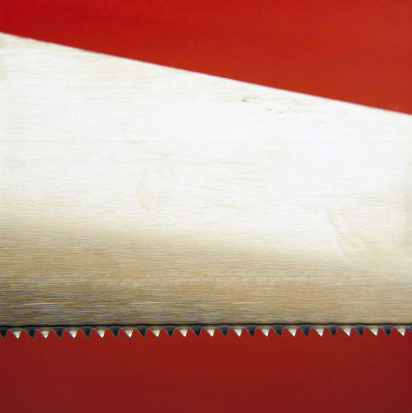 无人,竖图,室内,特写,白天,正面,静物,一排,许多,红色背景,锐利,整齐,工具,排列,一个,摄影,影棚,单个,锯子,锋利,尖锐,切割,队列,锯齿,锯,尖利,犀利,厉害,彩图,影棚拍摄,拍摄,割