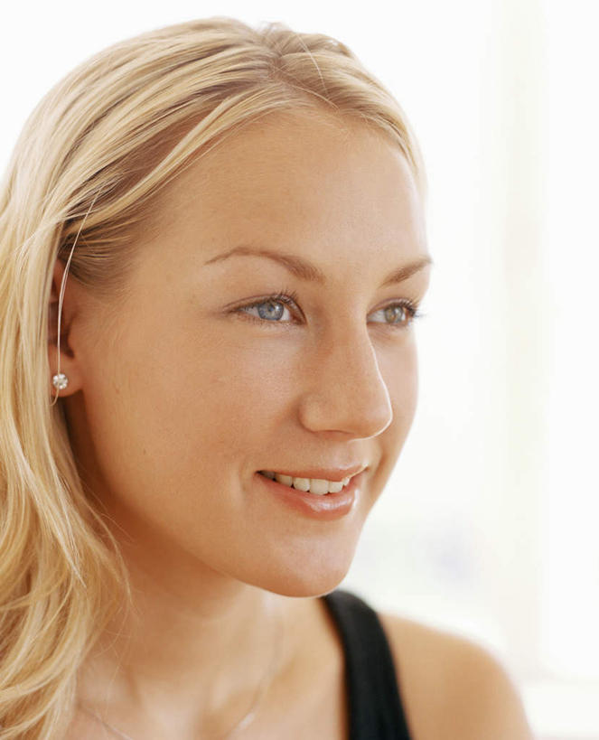 西方人,脸,头,眼睛,鼻子,嘴,脸颊,眉毛,睫毛,一个人,笑,微笑,竖图,室内,特写,白天,白色背景,正面,项链,欧洲,欧洲人,瞳孔,仅一个年轻女性,仅一个女性,仅一个人,注视,装饰品,饰品,首饰,观察,看,眼部,摄影,影棚,观看,察看,关注,肩带,年轻女性,女人,女性,白种人,头部,鼻,鼻孔,睫,口,口腔,脸部,脸蛋,眉,面部,眼,眼睫毛,眼眉,嘴巴,嘴唇,半身,彩图,影棚拍摄,拍摄,眼眉毛