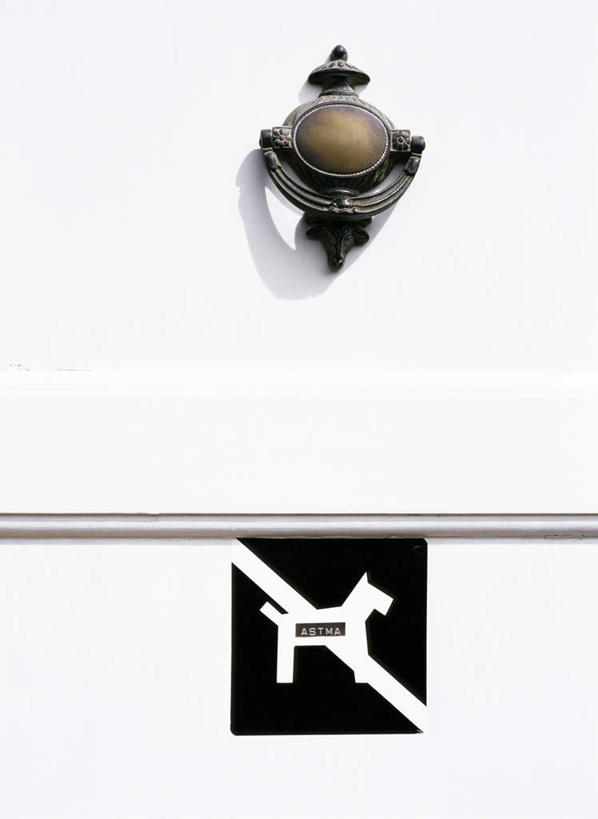 无人,竖图,室外,特写,白天,正面,门,建筑,指示牌,静物,标志,符号,图案,文字,警告,标识,把手,门把手,门框,警示,禁止,门把,提醒,提示,限制,修建,修筑,危险,拉手,彩图