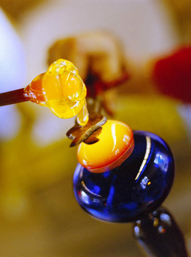 西方人,一个人,举,竖图,室外,特写,白天,正面,玻璃,欧洲,欧洲人,仅一个年轻女性,仅一个女性,仅一个人,握,制作,朦胧,模糊,艺术,拿,拿着,玻璃制品,工艺品,托,烟,握着,水烟枪,水烟,年轻女性,女人,女性,白种人,举起,举手,举着,向上举,向上伸,向上托,半身,彩图