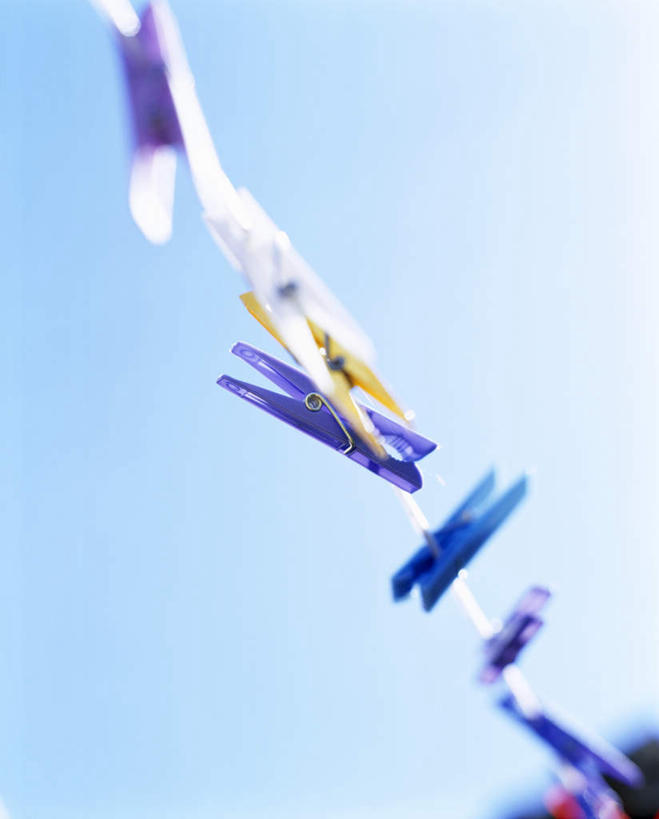 无人,竖图,室外,特写,白天,仰视,旅游,度假,美景,朦胧,模糊,塑料,景观,娱乐,蓝色,蓝天,天空,自然,夹子,晾衣绳,塑料制品,天,享受,休闲,景色,放松,晴朗,自然风光,衣夹,万里无云,晴空,晴空万里,彩图,低角度拍摄