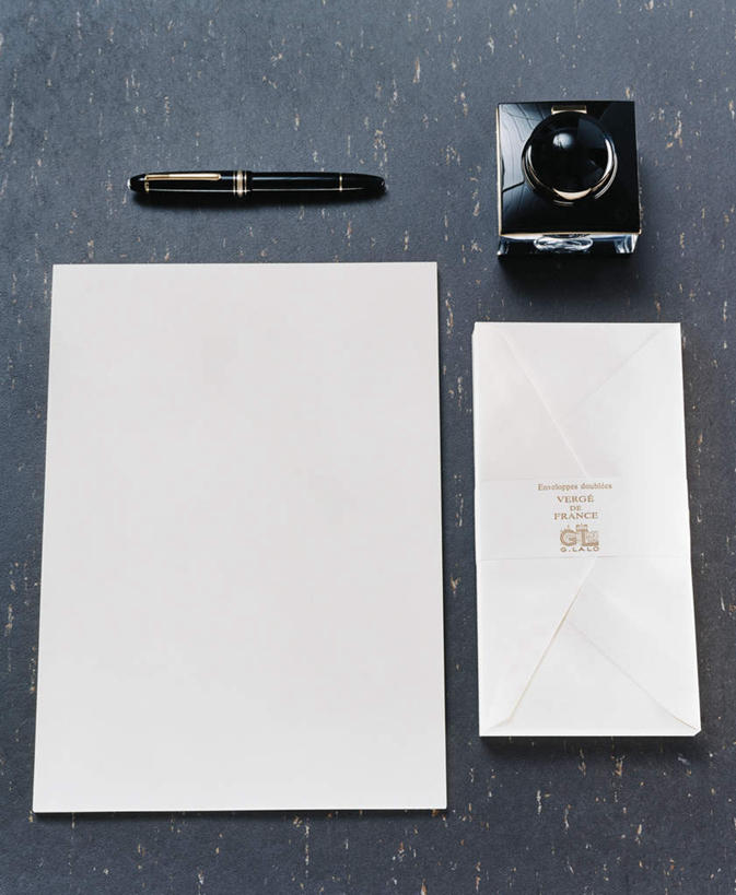 无人,竖图,室内,特写,白天,正面,桌子,静物,笔,材料,档案,墨水,文件,办公桌,办公用品,钢笔,文具,学习用品,资料,摄影,影棚,文具用品,文档,彩图,影棚拍摄,拍摄