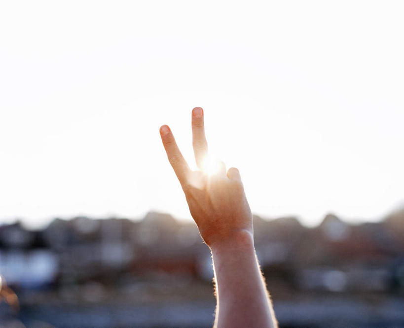 西方人,手,一个人,举,横图,室外,特写,白天,正面,快乐,兴奋,骄傲,成功,胜利,欧洲,欧洲人,仅一个人,阴影,朦胧,模糊,光线,影子,背光,蓝色,蓝天,天空,阳光,天,手势,托,手部,自信,遮,遮掩,掩盖,遮挡,逆光,遮盖,掩饰,白种人,举起,举手,举着,向上举,向上伸,向上托,半身,彩图,欢乐,开心