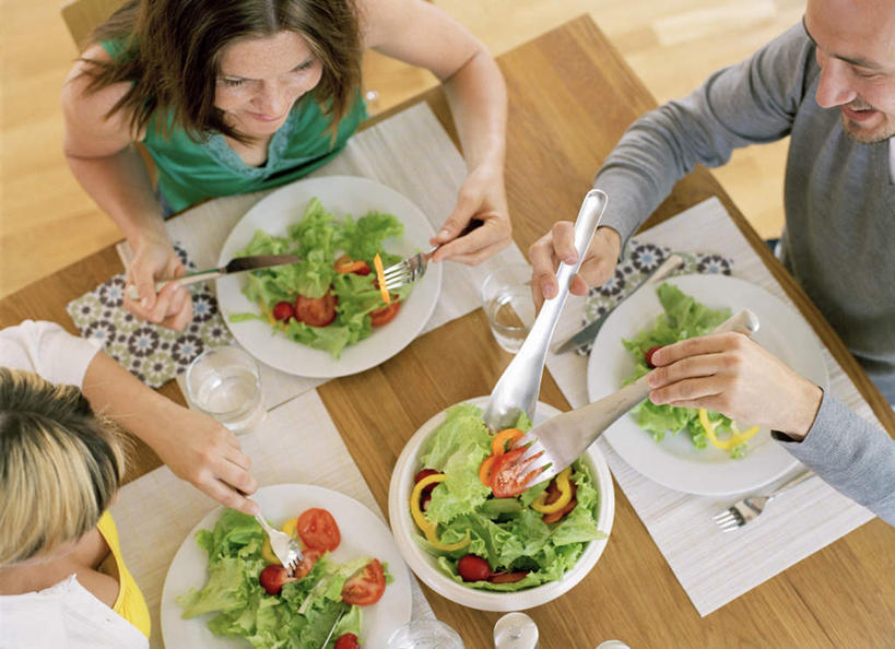 西方人,头发,三个人,家庭,夫妻,伙伴,朋友,客厅,坐,笑,微笑,露齿笑,横图,俯视,室内,白天,爱情,友谊,窗户,筷子,蔬菜,杯子,餐具,水果,欧洲,欧洲人,阴影,服装,光线,碟子,盘,影子,墙,蔬菜沙拉,沙拉,一叠,浪漫,注视,休闲装,文化,色拉,传统,沙律,玻璃窗,相视,墙壁,墙面,玻璃制品,衣服,黄色,绿色,阳光,盘子,水杯,碟,观察,看,休闲,温暖,温馨,一家人,面对面,休闲服,恩爱,恋人,服饰,有机食品,绿色食品,观看,色拉酱,对视,礼节,和睦,察看,起居室,关注,千岛酱,礼仪,相对,相看,友情,男人,男性,年轻男性,年轻女性,女人,女性,白种人,夫妇,情侣,玻璃杯,进餐用具,坐着,半身,彩图,高角度拍摄,伴侣,融洽